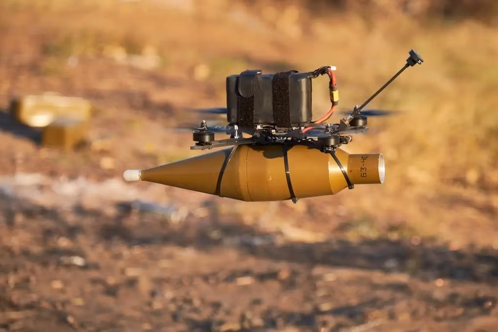 Ưu điểm nổi bật đầu tiên của UAV FPV là nó có thể tấn công vào những điểm yếu của mục tiêu, chẳng hạn như phía sau hoặc phía trên xe tăng. Điều này làm mất hiệu lực các nguyên tắc thiết kế của xe bọc thép. Trong một trận chiến đấu, nếu một đại đội bộ binh mang theo 50 UAV FPV, thì đủ để chống lại cuộc tấn công của một đại đội xe tăng.
