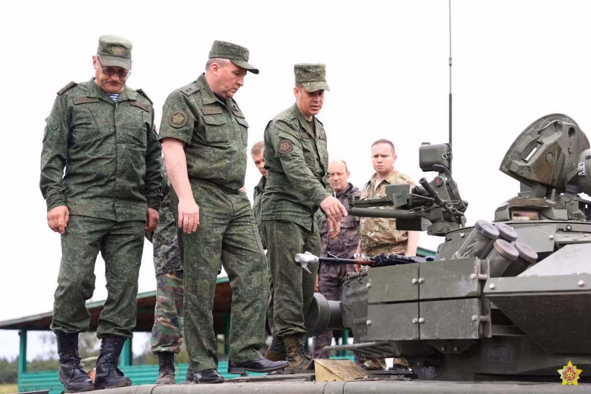 Đồng thời, gói nâng cấp T-72BM2 có tiềm năng được áp dụng rộng rãi không chỉ bởi Belarus mà thậm chí là cho cả Quân đội Nga; khi Quân đội Nga được cho là đã đưa nhiều chiếc T-72 cũ hơn ra khỏi kho, để sử dụng trên chiến trường Ukraine. Ảnh: Pinterest.