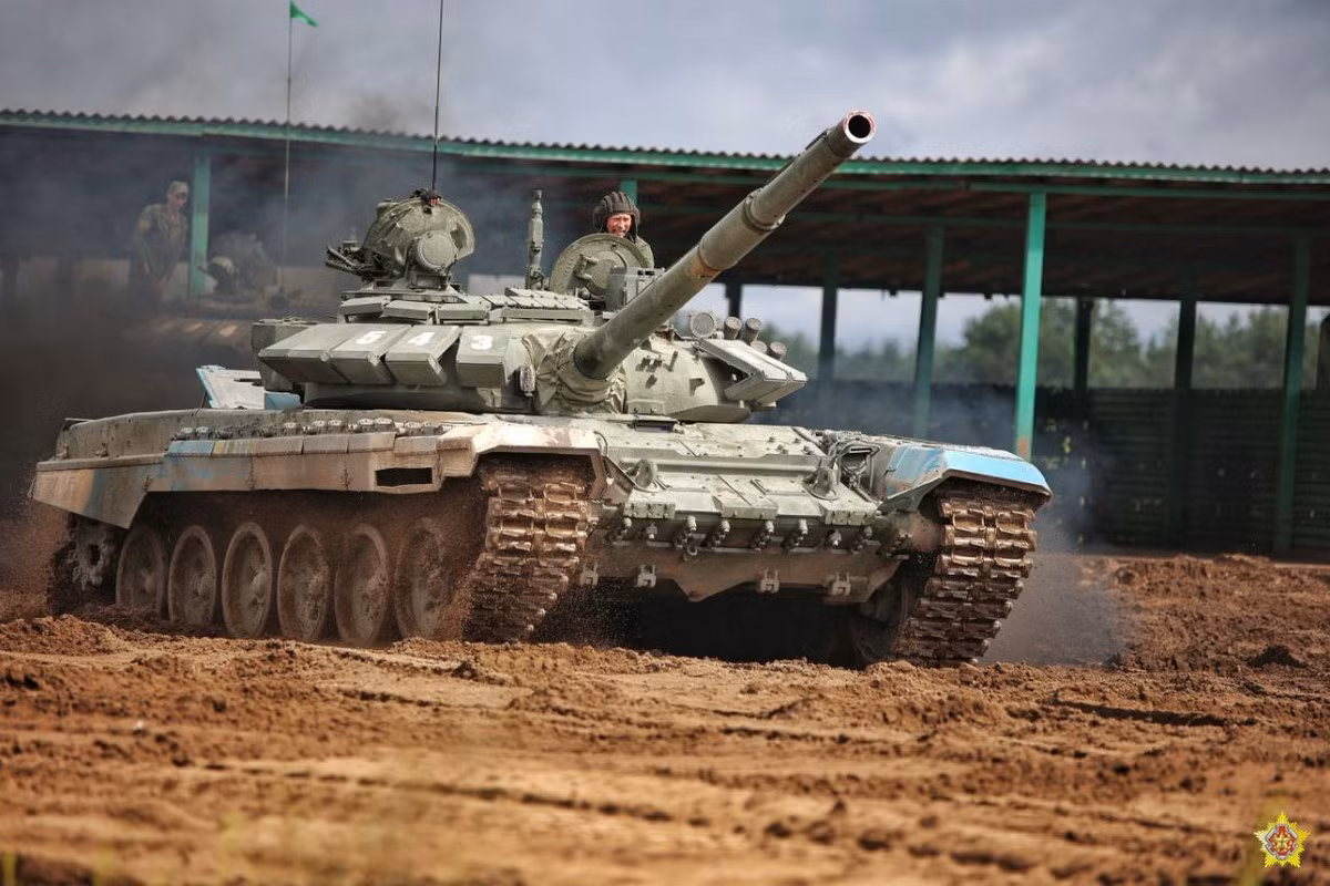 Gói nâng cấp T-72BM2 được cho là đang trong quá trình thử nghiệm thực địa tại thao trường huấn luyện 174 của Quân đội Belarus vào tháng 7/2022, mặc dù MILEX-2023 đã cung cấp cái nhìn cận cảnh đầu tiên về khả năng của nó. Ảnh: BQP Nga. 
