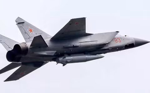 Trên đoạn video được người dân quay gần Kaliningrad và được đưa lên mạng xã hội, người xem có thể thấy khoảnh khắc hạ cánh của máy bay chiến đấu MiG-31K, với tên lửa siêu thanh Kinzhal tại sân bay Chkalovsk.