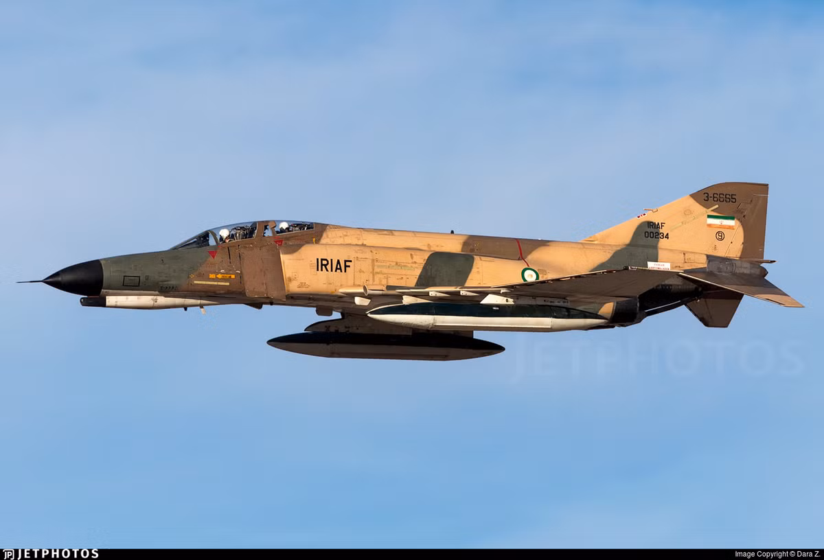 Sáu phi đội F-4 của Iran hiện đang hoạt động, bao gồm một phi đội trinh sát với khoảng 6-10 chiếc RF-4E và năm phi đội chiến đấu, với số lượng khoảng 62-66 máy bay chiến đấu F-4D và F-4E, với số lượng trung bình mỗi phi đội khoảng 13 chiếc.