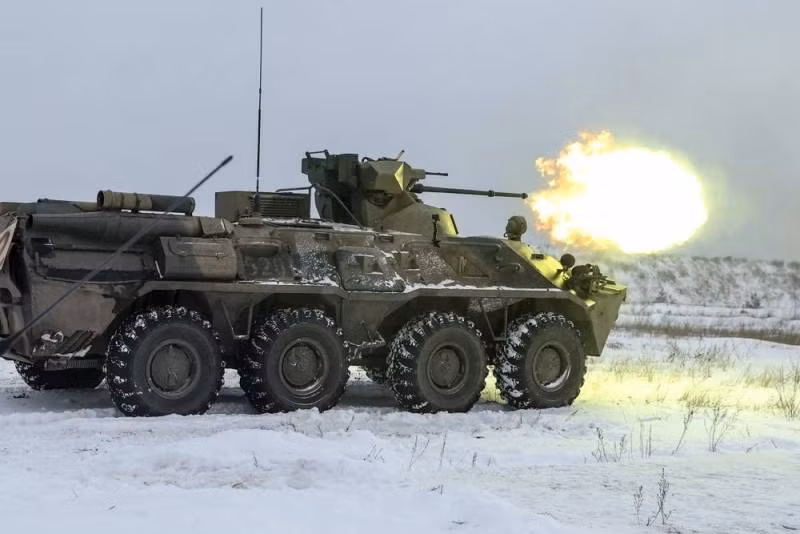 Chỉ huy Quân đội Nga đã lợi dụng điều này, tấn công vào nơi mà quân Ukraine không ngờ tới đó là sườn phía tây Bakhmut. Quân đội Nga sử dụng các nhóm chiến thuật đại đội, bao gồm các đơn vị của trung đoàn bộ binh cơ giới số 6, nhanh chóng đẩy quân Ukraine ra khỏi khu vực phòng ngự kiên cố ở làng Khromovo. 