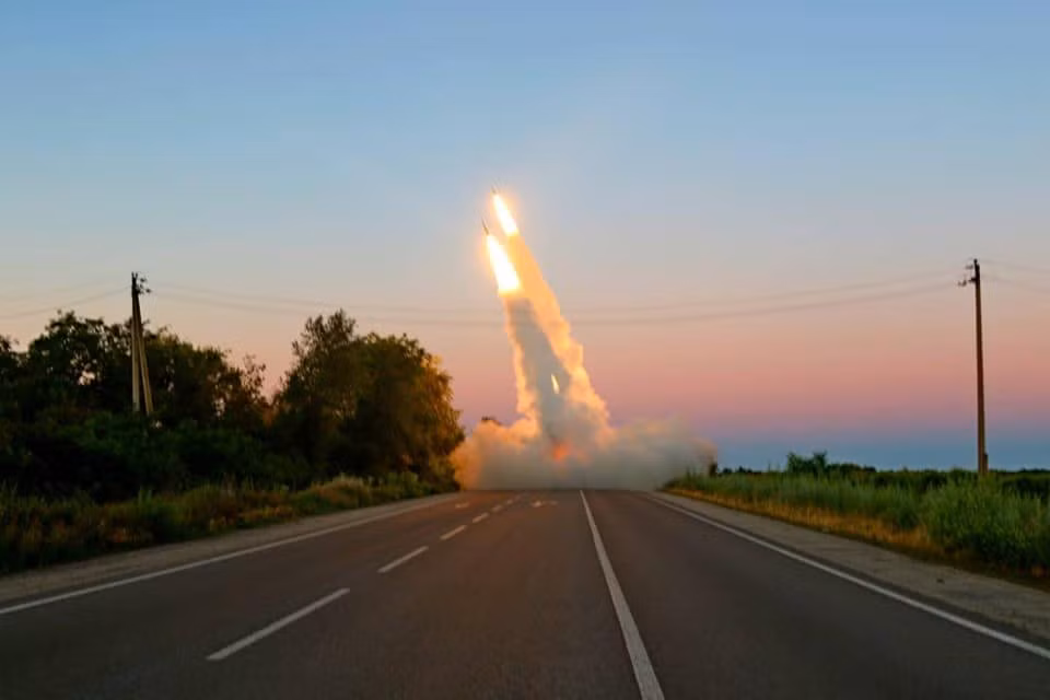 Các khẩu đội HIMARS được bảo vệ bằng lượng phòng không đặc biệt; nhưng điều đặc biết là hệ thống HIMARS có tốc độ bắn cực nhanh, chỉ mất vài chục giây từ khi phóng tên lửa đến khi rời khỏi trận địa. Nếu muốn phản pháo HIMARS trong một khoảng thời gian ngắn như vậy, quả là quá khó khăn đối với quân đội Nga. 
