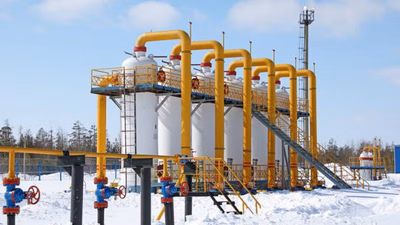 Hành động của Moscow dường như không theo lẽ thường, thực sự là một đòn “giết chết ba con chim bằng một viên đá”; vì thứ nhất, giảm bớt sự phụ thuộc vào ngoại hối, vì dù sao thì đô la Mỹ và euro cũng không thể tiêu được; đây là một đòn phản công “có sức nặng”, chống lại phương Tây;