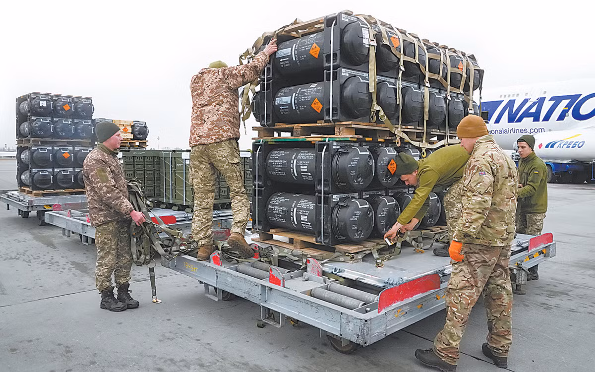 Nhưng tin xấu đầu tiên là đối với quân Nga, đó là vũ khí phương Tây đang đến. Đúng là phương Tây không tham chiến, nhưng vũ khí của phương Tây đang được gửi tới Ukraine. Lầu Năm Góc hôm qua xác nhận, kế hoạch viện trợ khẩn cấp, được Tổng thống Mỹ Biden ký ngày 16/3 cho Ukraine, đã hoàn thành.