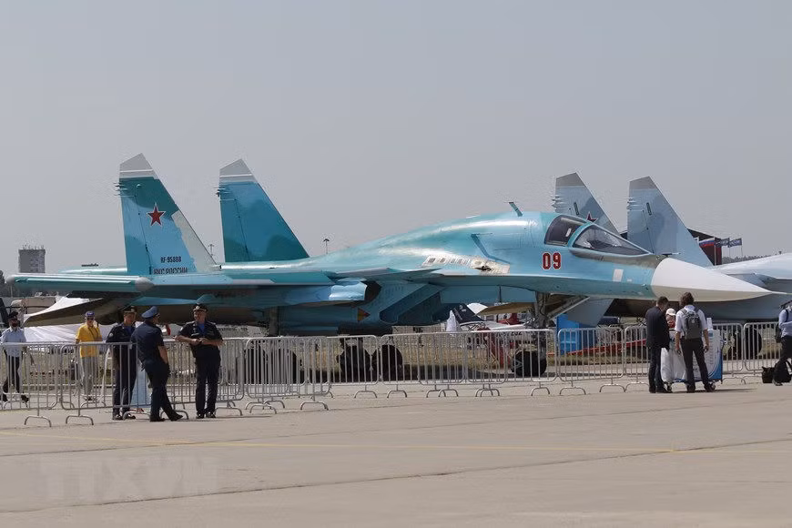 Các thỏa thuận trị giá 3 tỷ euro bao gồm việc bán máy bay chiến đấu Su-30, trực thăng chiến đấu Mi-35 và Mi-171, cùng các hệ thống vũ khí hàng không khác nhau.