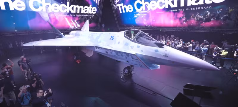 Ví dụ, tại triển lãm MAKS 2021, máy bay chiến đấu chiến thuật hạng nhẹ tàng hình Su-75 Checkmate đã ra mắt; đầu tiên là sản xuất để cung cấp cho lực lượng Không quân Nga và sau đó là hướng mạnh tới thị trường xuất khẩu.