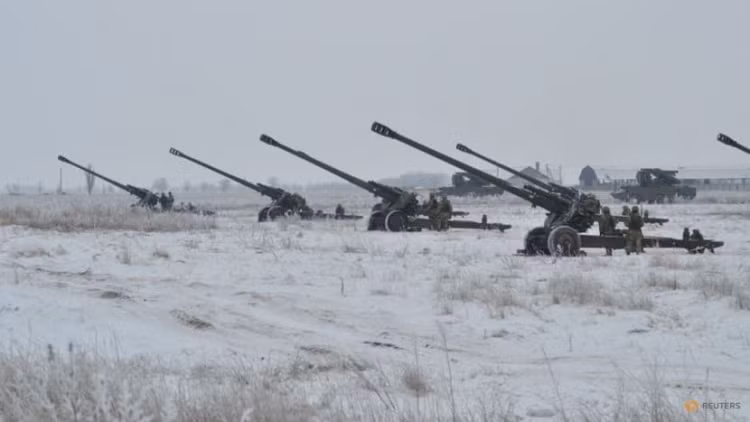 Trên mặt trận Donbas, Nga sử dụng ưu thế về pháo binh để áp chế Quân đội Ukraine trong vòng vây, đồng thời tiến hành các đợt pháo kích suốt ngày đêm với phương châm “làm mềm chiến trường”, khiến Quân đội Ukraine không thể chịu đựng nổi và hạn chế mức thấp nhất thiệt hại, nhất là về sinh lực.