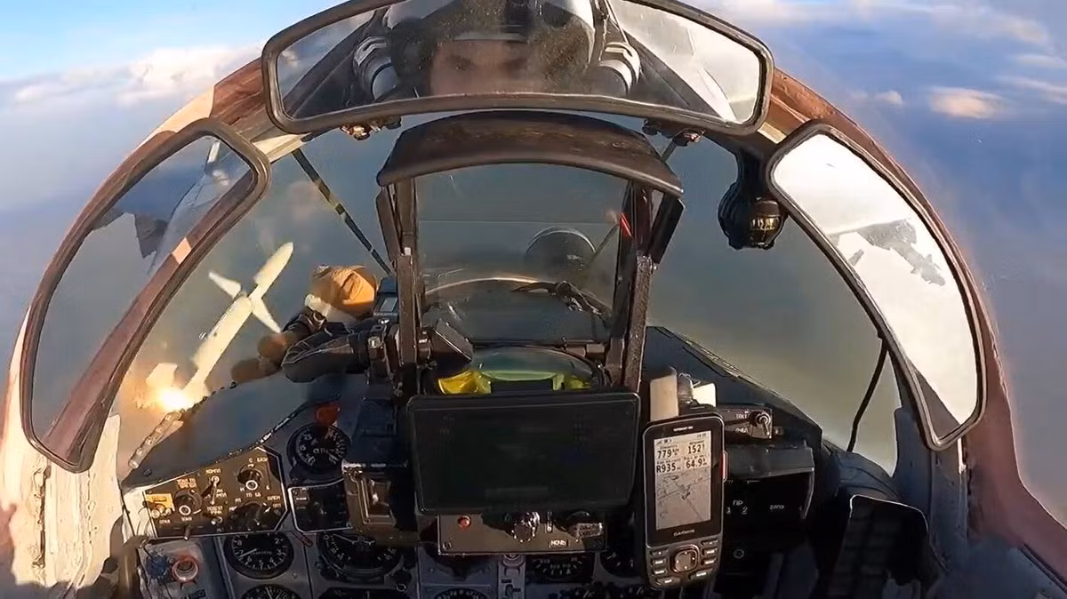 Lần đầu tiên trong video, có một số cảnh máy bay chiến đấu MiG-29 của Không quân Ukraine, thực hành phóng tên lửa chống radar (bức xạ) AGM-88 HARM do Mỹ sản xuất. Thông tin này cũng xác nhận, Không quân Ukraine trước đó đã phóng ít nhất 5 tên lửa AGM-88.