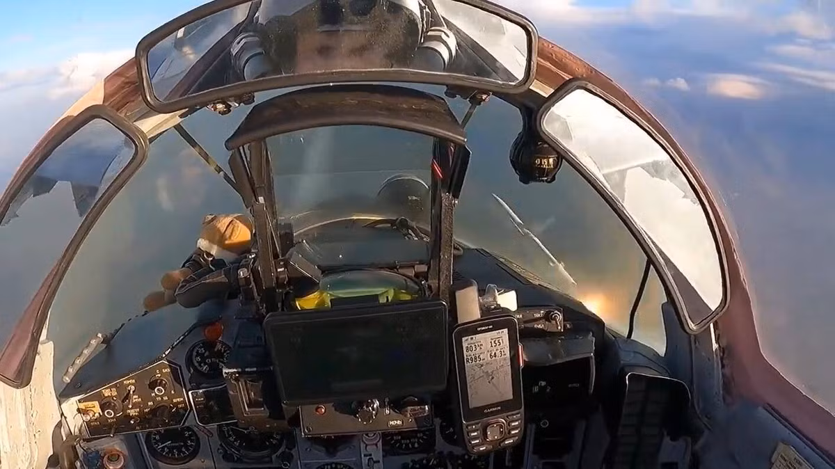 Ngoài ra, một vấn đề khác là các phi công MiG-29 của Ukraine sẽ thực hiện việc ngắm bắn mục tiêu bằng tên lửa bức xạ AGM-88 như thế nào? Việc này thường tiến hành thông qua màn hình đa chức năng, nhưng thứ này không có trong buồng lái của MiG-29?
