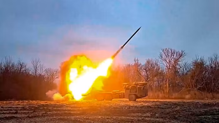 Tuy nhiên, vì Seversk là cửa ngõ phía đông của khu đô thị Slavyansk-Kramatorsk, thành trì lớn nhất của Kiev ở miền đông Ukraine, nên RFAF và AFU về cơ bản đang chiến đấu để giành từng tấc đất ở đây.