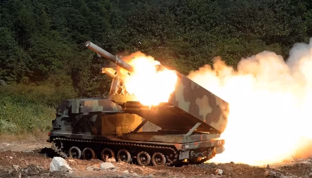 Tạp chí Quốc phòng Ukraine cho biết, hệ thống MLRS M270 hiện đang sử dụng 2 loại đạn, đạn không điều khiển M30 và đạn M31 có sử dụng hệ thống định vị vệ tinh, để hiệu chỉnh đường bay trong giai đoạn cuối. Cả hai loại đạn này đều có tầm bắn tối đa 80km, nhưng đạn M31 có mức chính xác cao hơn rất nhiều.