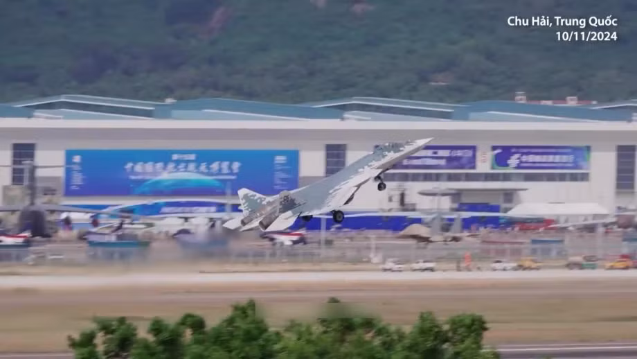 Khuôn viên sân bay Thái Nguyên chật kín người hâm mộ vũ khí quân sự cầm máy ảnh, hào hứng ghi lại từng cảnh quay có thể trở thành lịch sử. Sau một đêm bảo trì theo quy định, phi công Bogdan đã cất cánh và lái chiếc Su-57 tới Triển lãm Chu Hải. Một máy bay vận tải hạng nặng An-124 của Nga bám sát, mục đích chuyến đi của nó là tiến hành trưng bày trên mặt đất.