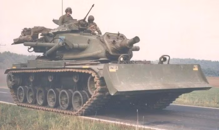 M728 ban đầu được cải tiến từ xe tăng M60A1, trọng lượng chiến đấu của nó là 47,4 tấn, chiều dài 8,97 m; chiều rộng 3,71 m; chiều cao 3,23 m. Thân xe không có nhiều thay đổi. Phía trước thân xe có thể lắp một lưỡi ủi M9 hoặc lưỡi cày D7. Nhiệm vụ của xe là đào hào, rà phá bom mìn hoặc cứu kéo các phương tiện bị sa lầy.