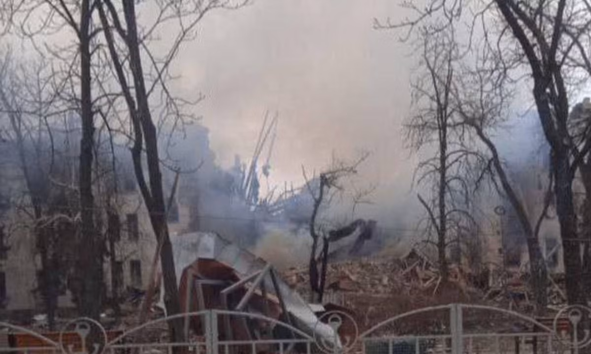 Đã xuất hiện thông tin cho biết rằng, sắp có biến động trong lực lượng Ukraine ở Mariupol, khi Bộ Tổng tham mưu Quân đội Ukraine được cho là đã đề nghị họ di chuyển đến Nhà máy luyện kim Azovstal. Có vẻ như Nhà máy Azovstal sẽ được biến thành khu vực tương tự Sân bay Donetsk.