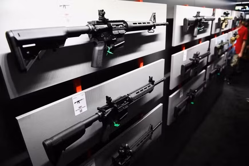 AR-15 là loại súng trường bán tự động hạng nhẹ, làm mát bằng không khí, hoạt động theo nguyên lý trích khí trực tiếp, được phát triển vào cuối thập niên 1950. Thiết kế mô-đun cho phép người dùng dễ dàng thay thế các phụ kiện khác nhau, chẳng hạn như tay cầm, báng súng và kính ngắm, để súng có thể thích ứng với nhiều tình huống sử dụng khác nhau. 