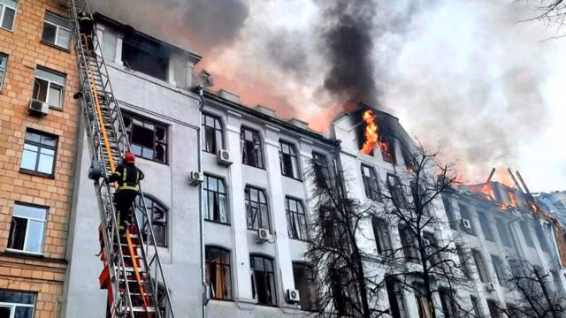 Các giám mục liên kết với Giáo hội Ukraine, đã nhận được lời khuyên từ văn phòng của Tổng thống Zelensky, để hạn chế các kỷ niệm truyền thống Lễ Phục sinh vào đêm 23 và 24, thay vào đó thực hiện các chương trình phát sóng trực tuyến trong các nhà thờ.