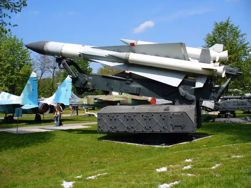 Trước đó, Tổng tư lệnh quân đội Ukraine Zaluzhny nói rằng, ông sẽ tấn công các mục tiêu của Nga: "Các đối tác không dám cung cấp vũ khí cho chúng tôi và chúng tôi sẽ sử dụng vũ khí của chính mình để làm điều này". Rõ ràng, S-200 là một trong số vũ khí "chúng tôi sẽ sử dụng vũ khí của riêng mình" như lời tướng Zaluzhny nói.