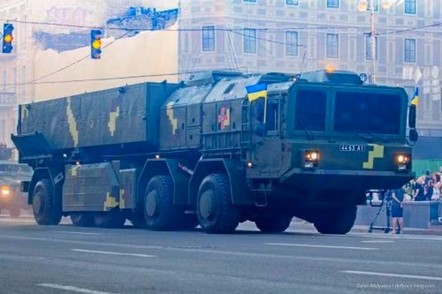 Việc thiếu vũ khí tấn công tầm xa, càng khiến Ukraine “bức xúc hơn” và đẩy mạnh việc phát triển tên lửa tầm xa của riêng mình, đó chính là tên lửa đạn đạo Thunder 2. Hiện tại, không có bằng chứng đáng tin cậy nào về việc tham chiến của tên lửa này, nhưng phía Nga tố cáo Ukraine sử dụng Thunder 2 để tấn công bán đảo Crimea.