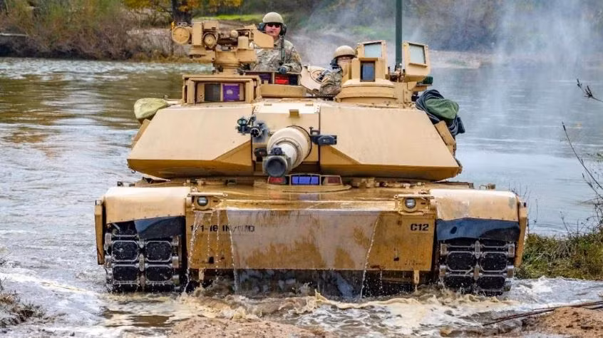 Về vũ khí phụ, Challenger 2 được trang bị súng máy 7,62mm L94A1 và L37A2 lắp đồng trục trên pháo chính và trên nóc tháp pháo. Xe tăng cũng có hệ thống màn khói, có thể được kích hoạt bằng cách phóng lựu đạn khói hoặc phun nhiên liệu diesel vào hệ thống ống xả để tạo ra màn khói bảo vệ. 