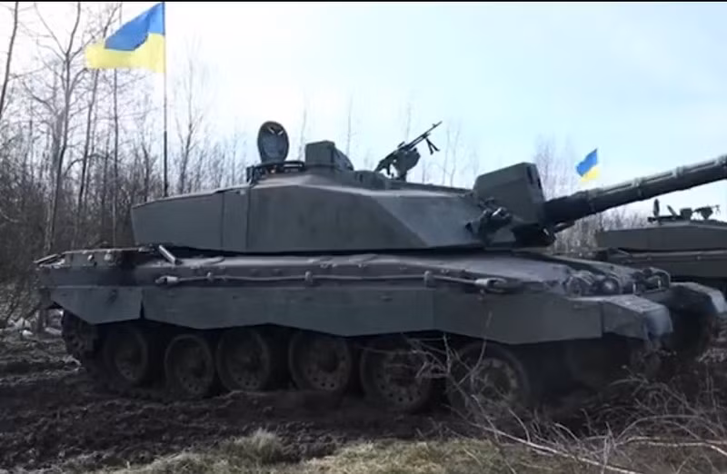 Theo một số thông tin, các loại xe tăng mà phương Tây viện trợ cho Ukraine thường bị cắt giảm một số tính năng kỹ chiến thuật (nhất là xe tăng Mỹ); nhưng riêng với xe tăng Challenger 2 của Anh, nó gần giữ như nguyên bản, giống như phiên bản dùng trong Quân đội Anh. Ví dụ như pháo nòng xoắn L30A1 120mm và giáp hạng nặng. 