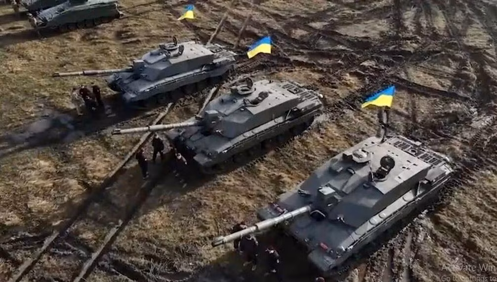 Năm 2023, Vương quốc Anh đã cung cấp cho Ukraine 14 xe tăng Challenger 2, như một phần của hỗ trợ quân sự quốc tế. Mục đích là để “kích thích” Mỹ và các quốc gia khác viện trợ vũ khí hạng nặng cho Ukraine. Việc giao hàng này đã được công bố vào đầu năm và những chiếc xe tăng đầu tiên đã đến Ukraine vào tháng 3/2023.