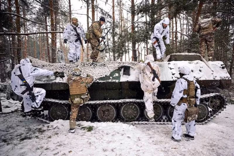 Hiện Quân đội Ukraine đang thiết lập một tuyến phòng thủ thứ hai trên một loạt điểm cao ở phía tây Bakhmut. Đồng thời, tiếp tục dựa vào sự bổ sung hậu cần từ Kostiantynivka, Slavyansk và những nơi khác để dựa vào khu vực đồi núi cao, để tiếp tục cầm chân quân Nga ở đây, nhằm ngăn chặn quân đội Nga tiến về thành phố song sinh Slavyansk. 