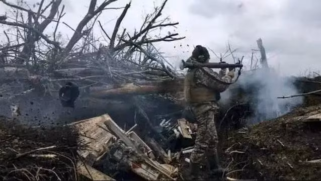 Trước tình hình nghiêm trọng như vậy, tinh thần của Quân đội Ukraine rõ ràng đã bị ảnh hưởng nghiêm trọng. Những thất bại liên tiếp có thể làm suy yếu thêm ý chí kháng cự của Quân đội Ukraine. (Nguồn ảnh: Topwar, Sputnik, Ukrinform).