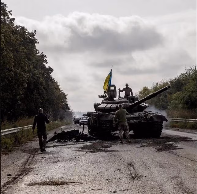 Bằng cách này, quân Nga nhằm mục đích kéo dãn tuyến phòng ngự của quân Ukraine, đồng thời tìm ra điểm yếu trong tuyến phòng ngự của họ. Hỏa lực của Nga tiếp tục dội xuống các đơn vị Ukraine ở phía nam con sông này. 