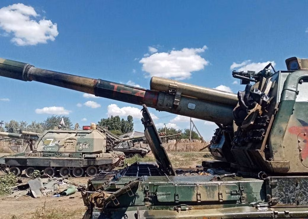 Phần lãnh thổ phía sau vùng Donbass của Nga có hệ thống đường sắt rất phát triển, giúp đảm bảo tốt công tác hậu cần chiến dịch, cũng như có thể phát huy hết lợi thế của pháo binh quân đội Nga. Hơn nữa, máy bay trinh sát chiến lược tầm cao của Mỹ, không thể vào Donbass để do thám. 