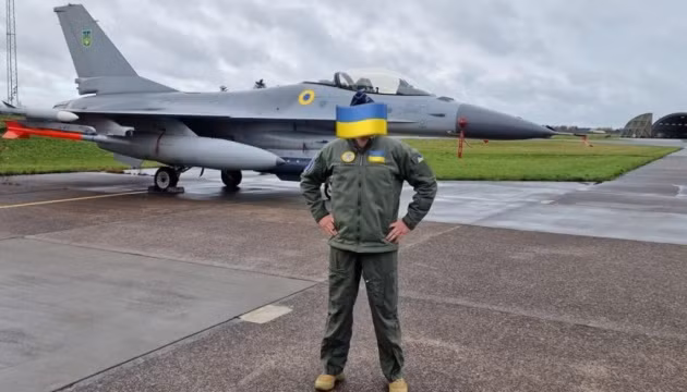 Kể từ khi xung đột Nga-Ukraine bùng nổ, Ukraine đã nhất quyết yêu cầu các đồng minh phương Tây hỗ trợ mua máy bay chiến đấu F-16. Theo quan điểm của quân đội Ukraine, loại máy bay chiến đấu kiểu cũ này, vẫn có thể đóng vai trò quan trọng trên chiến trường Nga-Ukraine, và ít nhất có thể giúp bù đắp một phần ưu thế trên không, mà Nga đang nắm giữ.