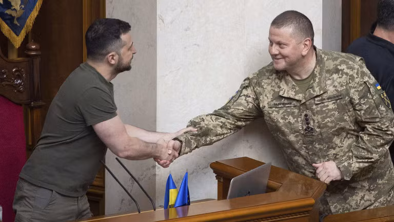 Về vấn đề này, người phát ngôn Bộ Quốc phòng Ukraine Oleksandr Motuzyanyk từ chối bình luận về nguồn tin và trả lời trong một tuyên bố rằng, lãnh đạo cấp cao quân đội và chính phủ sẽ gặp nhau trực tiếp, và cái gọi là "bất hòa", là một phần trong “chiến dịch tuyên truyền” của Nga. 