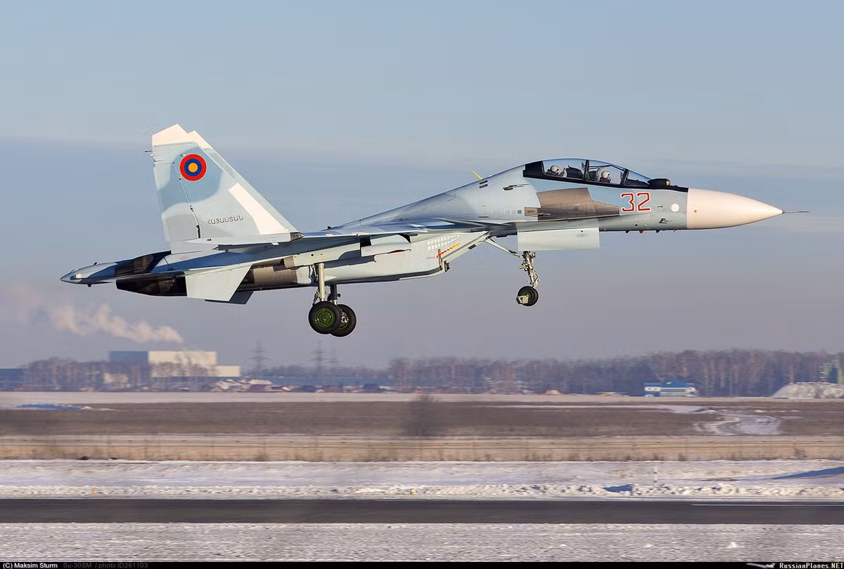 Su-30SM được cho là vừa bán vừa “kỉ niệm” mấy chiếc cho Belarus và vài chiếc cho Armenia nhưng không bán vũ khí kèm theo cho các nước này, buộc các quốc gia này phải chi tiền mua hệ thống vũ khí kèm theo.