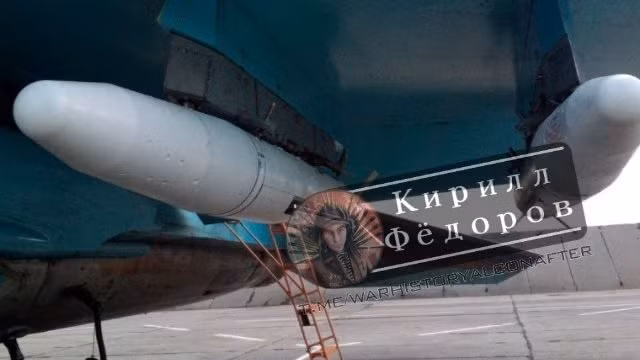 Khi so sánh loại bom D-30SN với các loại bom FAB hiện có, được trang bị mô-đun cánh lượn UMPC, thì bom D-30SN có tầm bay xa hơn nhiều so với các quả bom cải tiến từ bom rơi tự do FAB của Liên Xô/Nga. Các nhà phân tích nhấn mạnh rằng, không giống như các loại bom FAB, bom D-30SN của Nga có các đặc điểm khí động học được cải tiến.