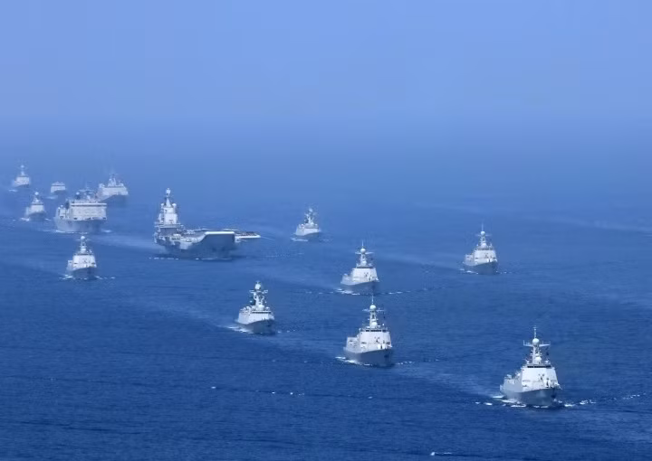 Trong những năm gần đây, việc thành lập đội hình tàu sân bay của Trung Quốc, kết hợp với việc triển khai máy bay chiến đấu tàng hình J-20, UAV và tên lửa chống hạm tiên tiến, đã nâng cao đáng kể khả năng tác chiến trên biển và trên không của nước này. Đặc biệt, tên lửa siêu thanh DF-17 có khả năng cơ động và tấn công siêu âm cao, có thể nhanh chóng tấn công tàu chiến đối phương, trong môi trường chiến đấu trên biển phức tạp.