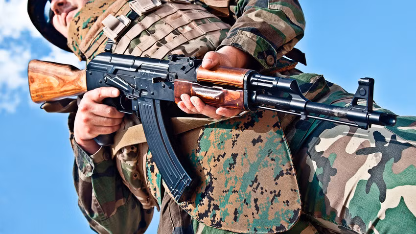 Lỗ hổng quan trọng của AK-47 là bắn gần như thiếu độ chính xác. Lúc đầu, nó cũng nặng nề và không thoải mái, vì nó được chế tạo ra một cách vội vàng ngay sau khi Thế chiến thứ hai kết thúc. Tuy nhiên những phiên bản về sau đã được cải tiến rất nhiều.