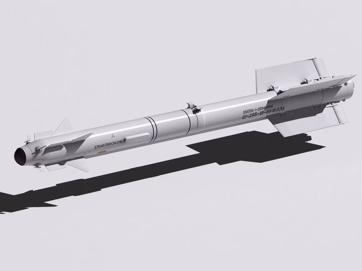 Ngược lại, tên lửa R-73 được biết đến với khả năng tích hợp dễ dàng vào máy bay Nga và khả năng phóng từ nhiều góc độ khác nhau, ngay cả trong các cuộc diễn tập. Trên thực tế, R-73 cũng đã được thử lửa trong một số trận không chiến, còn ASRAAM thì chưa.