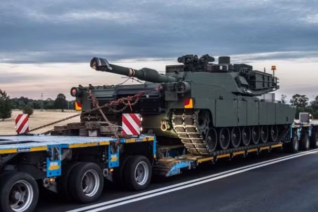Còn theo thông tin mới nhất, hai xe đầu kéo chở xe tăng Leopard 2A4 đã vượt qua biên giới Romania và Ukraine và hiện đang ở phía nam nước này. Xe tăng Leopard 2A4 được cho là sẽ được chuẩn bị trong tương lai gần, để quân đội Ukraine sử dụng trong chiến dịch phản công mùa xuân tới đây. 