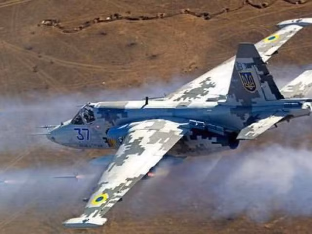 Về vũ khí, Su-25 được trang bị một pháo tự động 30 mm GSh-30-2 với cơ số đạn 250 viên; bệ súng SPPU-22 cho hai pháo tự động GSh-23 23 mm với cơ số đạn 260 viên. Ngoài ra Su-25 có thể sử dụng tên lửa chống radar, tên lửa không đối không tầm nhiệt, tên lửa tấn công mặt đất không điều khiển và có điều khiển và bom thường.