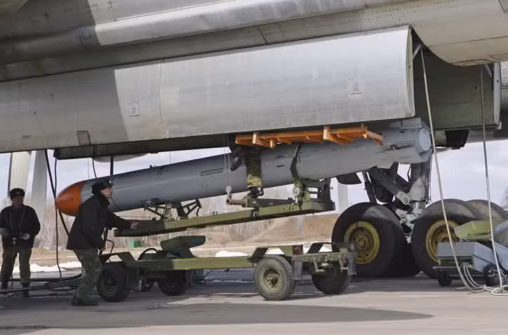 Loại tên lửa thông thường của Tu-95MS là tên lửa hành trình Kh-555, với tầm bắn 2.000 km. Tên lửa Kh-555 đã được sử dụng ở chiến trường Syria, khi được phóng đi từ máy bay Tu-95MS; thông thường một chiếc Tu-95MS6 mang sáu tên lửa loại này trên một bệ phóng quay KMU-6-5.