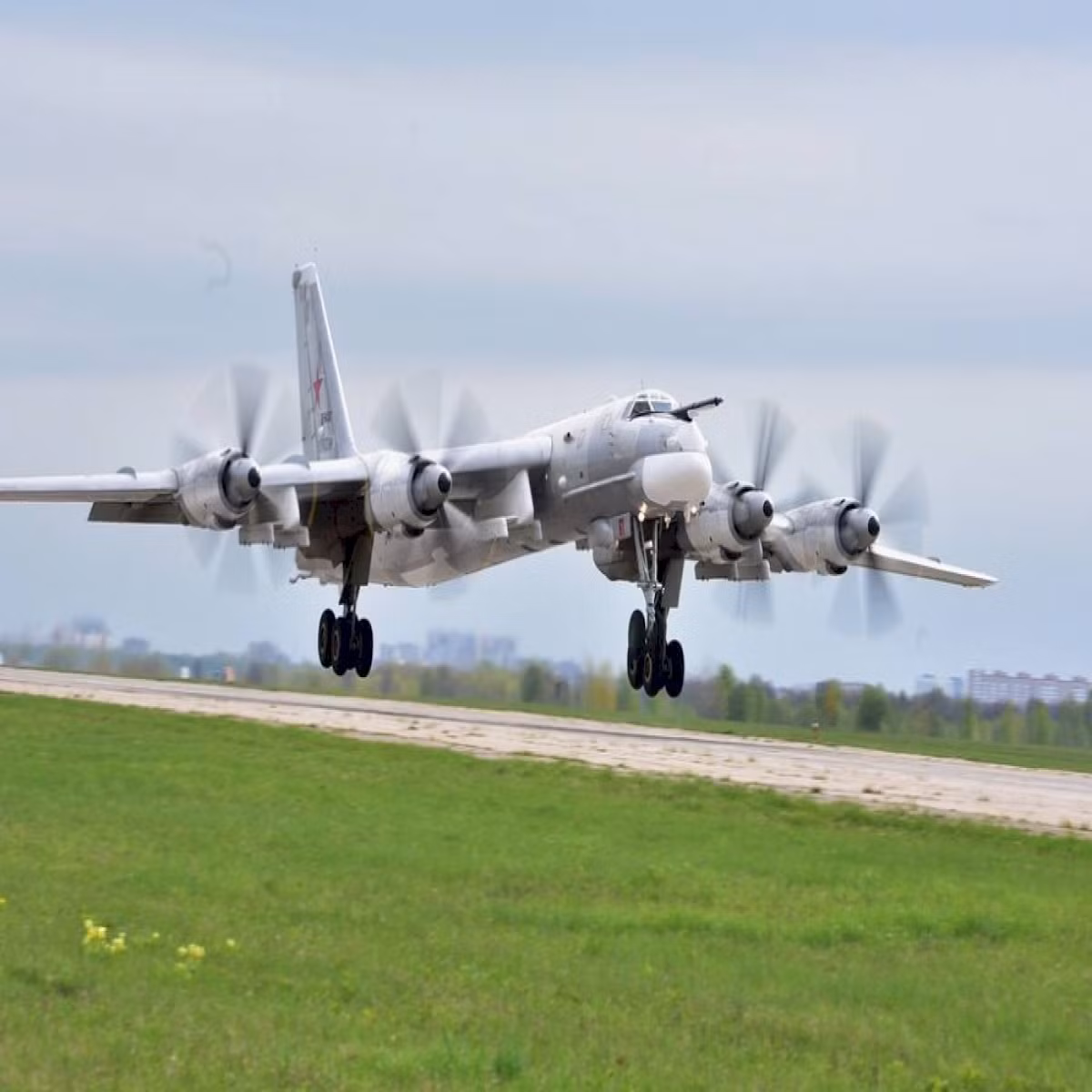 Vào mùa hè vừa qua, Tu-95MSM đã thực hiện chuyến bay đầu tiên tại sân bay của Nhà máy chế tạo máy bay Beriev ở Taganrog, và chiếc Tu-95 cải tiến đã được điều khiển bởi phi hành đoàn, dưới sự chỉ huy của phi công thử nghiệm Andrei Voropayev, từ căn cứ thử nghiệm bay Zhukovskaya.
