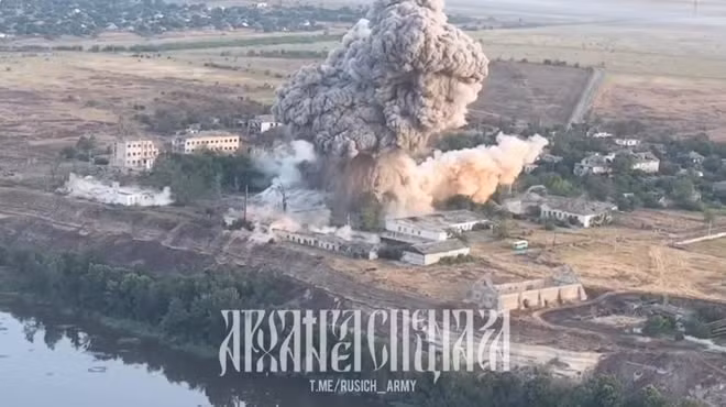 Số lượng bom dẫn đường chính xác được Quân đội Nga thả trên chiến trường Ukraine ngày càng gia tăng, và bom đã trở thành hỏa lực quan trọng để Quân đội Nga tấn công các mục tiêu kiên cố của Quân đội Ukraine, mà trước kia quân Nga rất khó vượt qua.