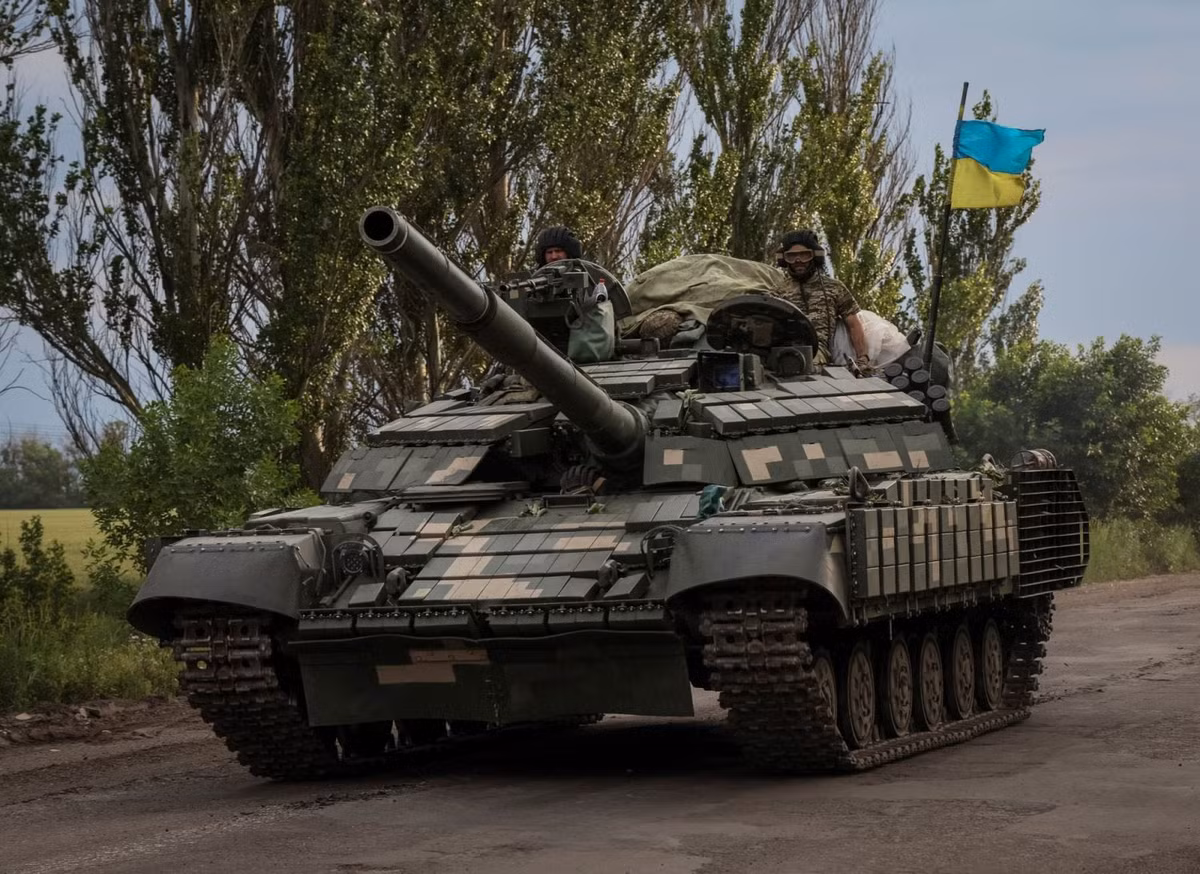 Còn với Ukraine, mặc dù nguồn cung xe tăng cho Kiev rất đa dạng, nhưng nước này hiện chỉ có khoảng 1.000 xe tăng chiến đấu chủ lực. Điều này cũng có nghĩa là quân đội Nga và Ukraine gần như đang ở thế cân bằng về sức mạnh thiết giáp mặt đất. 