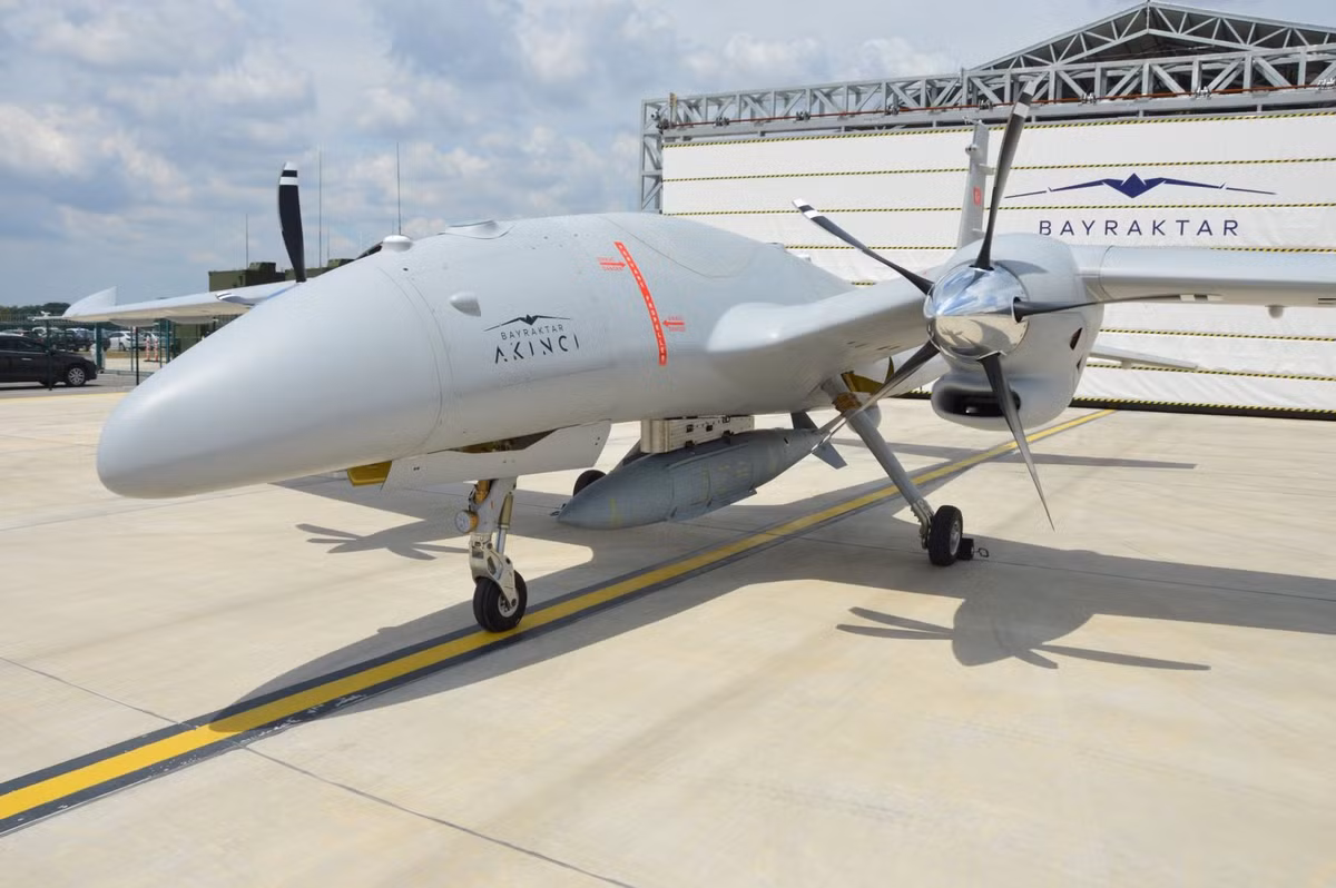 Hiện nay Baykar Makina mới chỉ chế tạo và bàn giao 3 chiếc UAV Akinci cho quân đội Thổ Nhĩ Kỳ. Đặc biệt hơn cả, chúng được trang bị động cơ phản lực cánh quạt AI-450S do công ty Motor Sich của Ukraine sản xuất.