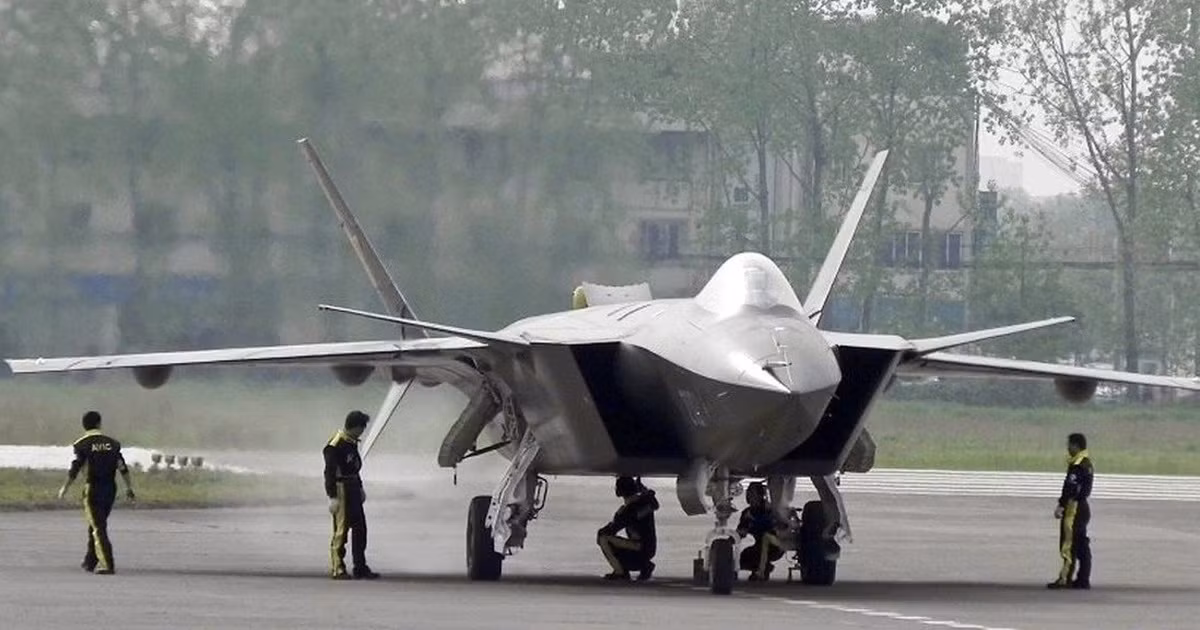 Khi so sánh với các đối thủ của Trung Quốc và Nga, F-35 hiện diện với số lượng lớn gấp nhiều lần. Tính đến năm 2021, Trung Quốc được biết chỉ có 150 máy bay phản lực tàng hình J-20 đang hoạt động. Tuy nhiên, người Trung Quốc đã nhận ra khoảng cách lớn này trong năng lực sản xuất của họ.