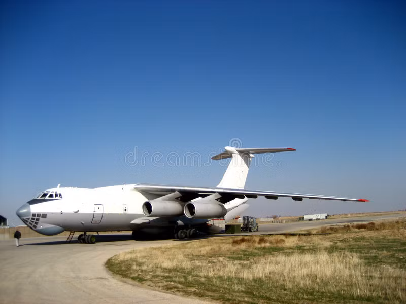 Theo các nguồn tin của Ukraine, chiếc máy bay bị rơi là chiếc máy bay vận tải quân sự cỡ lớn Il-76; hiện loại máy bay này đang phục vụ cho cả Quân đội Ukraine và Nga hiện tại, cũng chưa có bằng chứng nào cho thấy chiếc máy bay đã thực sự bị bắn rơi. 