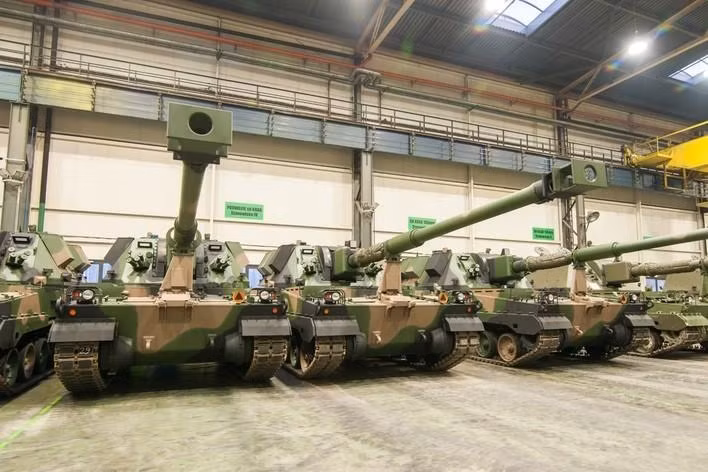 Vào cuối những năm 1990, Ba Lan bắt đầu phát triển loại lựu pháo tự hành AHS Krab theo chuẩn vũ khí NATO. Để tiết kiệm chi phí, hệ thống vũ khí của loại lựu pháo tự hành giá rẻ AS90, đã được Ba Lan mua từ Vương quốc Anh. Do pháo của Anh đã lạc hậu, nên bán rẻ hơn.