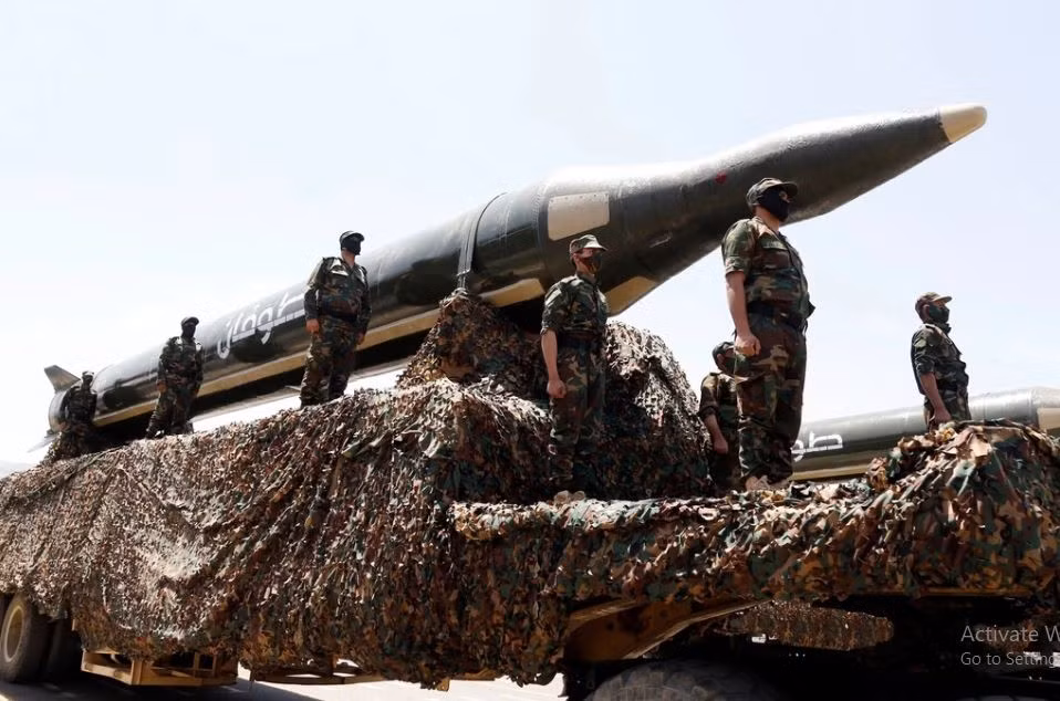 Ông Lenderking nói: "Chúng tôi biết rằng có nhân viên Nga ở Sana'a (thủ đô Yemen) để giúp hai bên liên lạc sâu hơn. Đổi lại, các loại vũ khí đang được thảo luận giữa Nga và Houthi là rất đáng lo ngại. Công nghệ tên lửa chống hạm của Nga sẽ giúp Houthi có khả năng nhắm mục tiêu tốt hơn vào các tàu ở Biển Đỏ và thậm chí xa hơn nữa”. 