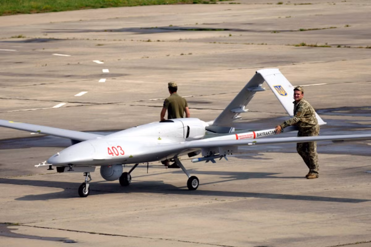 Trong những tuần đầu tiên xung đột Nga-Ukraine bùng nổ, loại UAV thường được nhắc đến trên các phương tiện truyền thông phương Tây là UAV TB2, do công ty Baykar của Thổ Nhĩ Kỳ sản xuất.