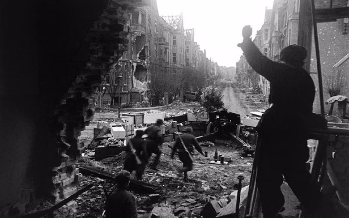 Một ví dụ khác là trận Berlin, nơi giao tranh diễn ra vô cùng ác liệt, trong một thành phố có không gian hạn chế, quân đội Liên Xô và Đức không chỉ cạnh tranh về ý chí chiến đấu, mà còn cả số lượng binh lính.